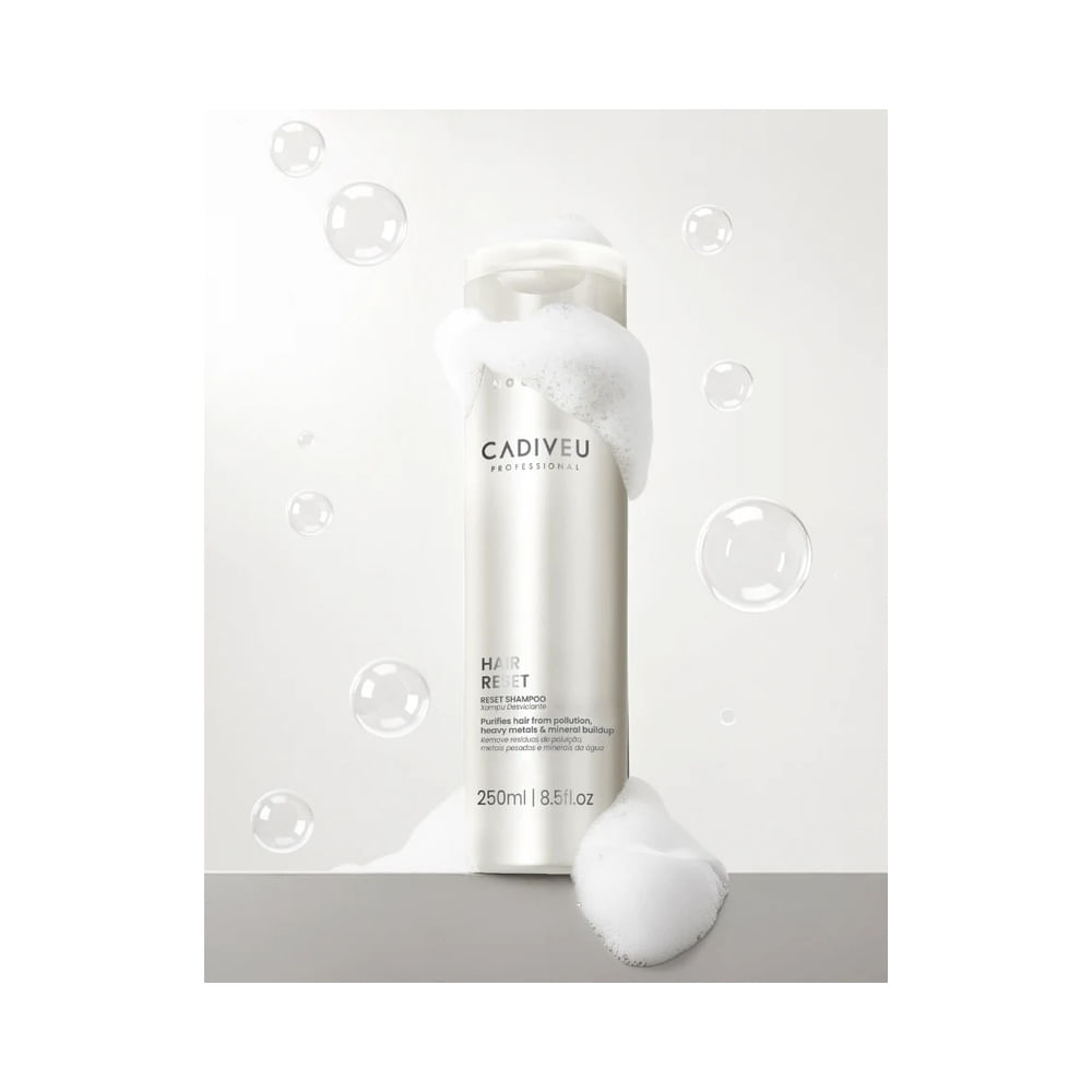 Frasco de shampoo Cadiveu Hair Reset 250ml visto de lado sobre fundo branco